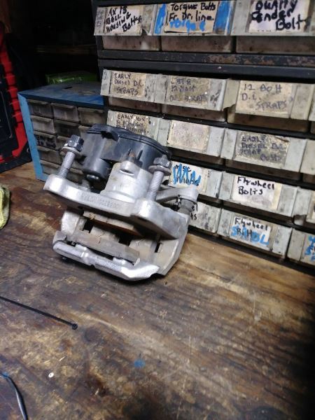 2019 RAM (NEW BODY STYLE) PASSENGER REAR BRAKE CALIPER. PART NUMBER 68412368AB