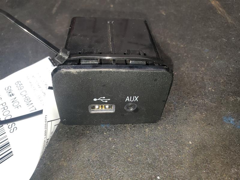 2017 DODGE RAM1500 USB / AUX DASH SWITCH. PART NUMBER 68096426AD