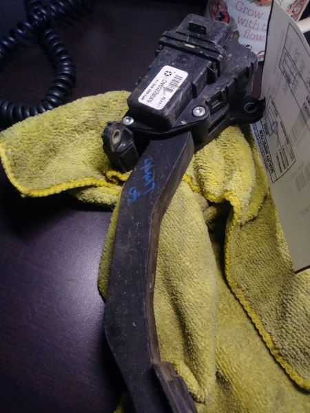 2005 DODGE RAM1500 ACCELERATOR PEDAL WITH TPS. PART NUMBER 53032753AC