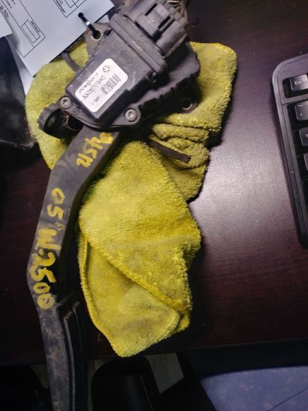 2005 DODGE RAM3500 ACCELERATOR PEDAL WITH TPS. PART NUMBER 53032753AC