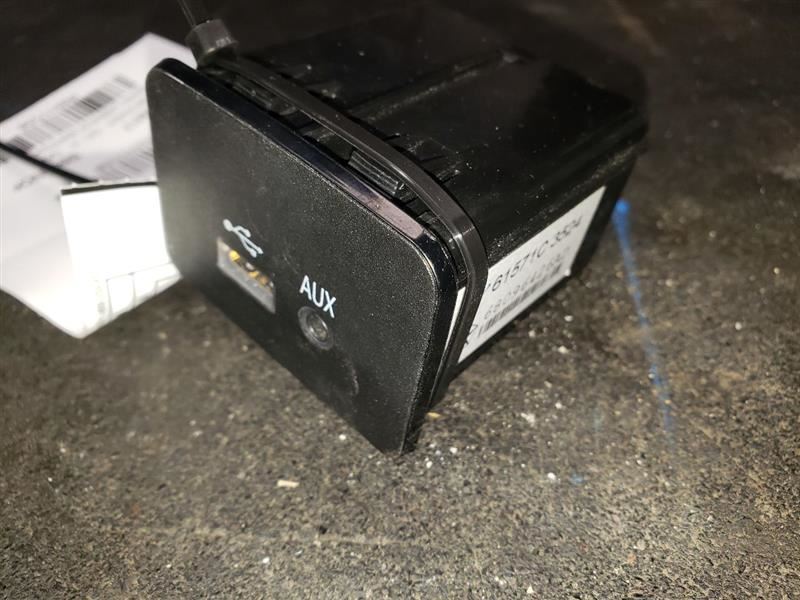 2017 DODGE RAM1500 USB / AUX DASH SWITCH. PART NUMBER 68096426AD