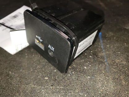 2017 DODGE RAM1500 USB / AUX DASH SWITCH. PART NUMBER 68096426AD