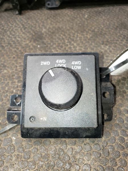 2009 DODGE RAM4500 4WD DASH SWITCH. PART NUMBER 68021674AB