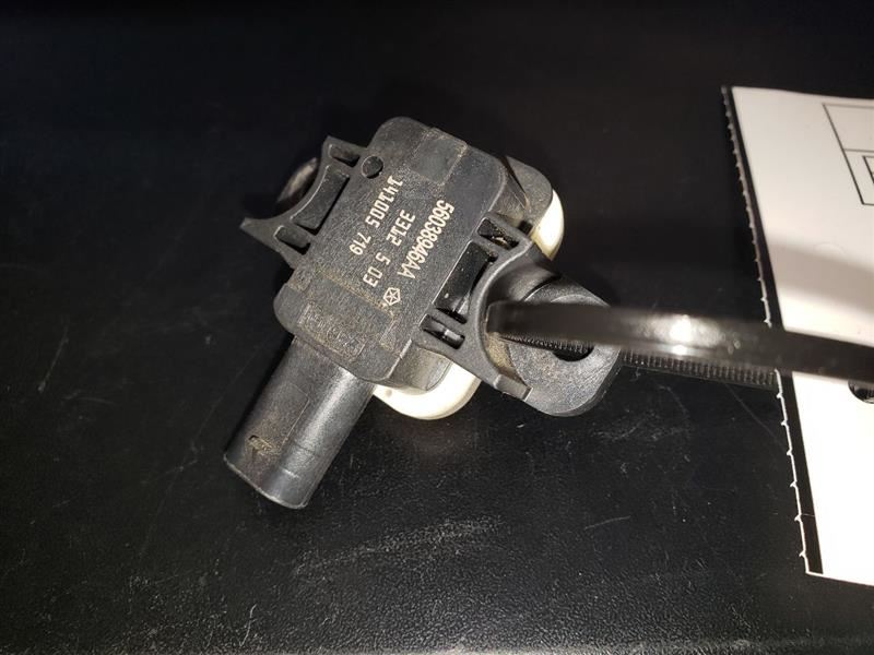 2015 DODGE RAM2500 FRONT DOOR PRESSURE SENSOR. PART NUMBER 56038946AA