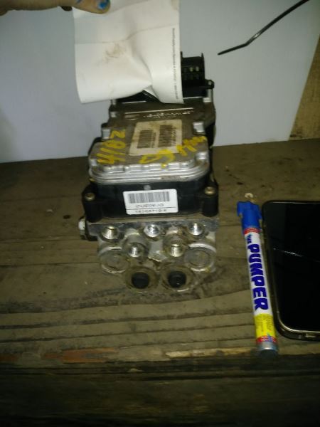 2003 DODGE RAM1500 ALL WHEEL ABS UNIT. PART NUMBER 52110033AE